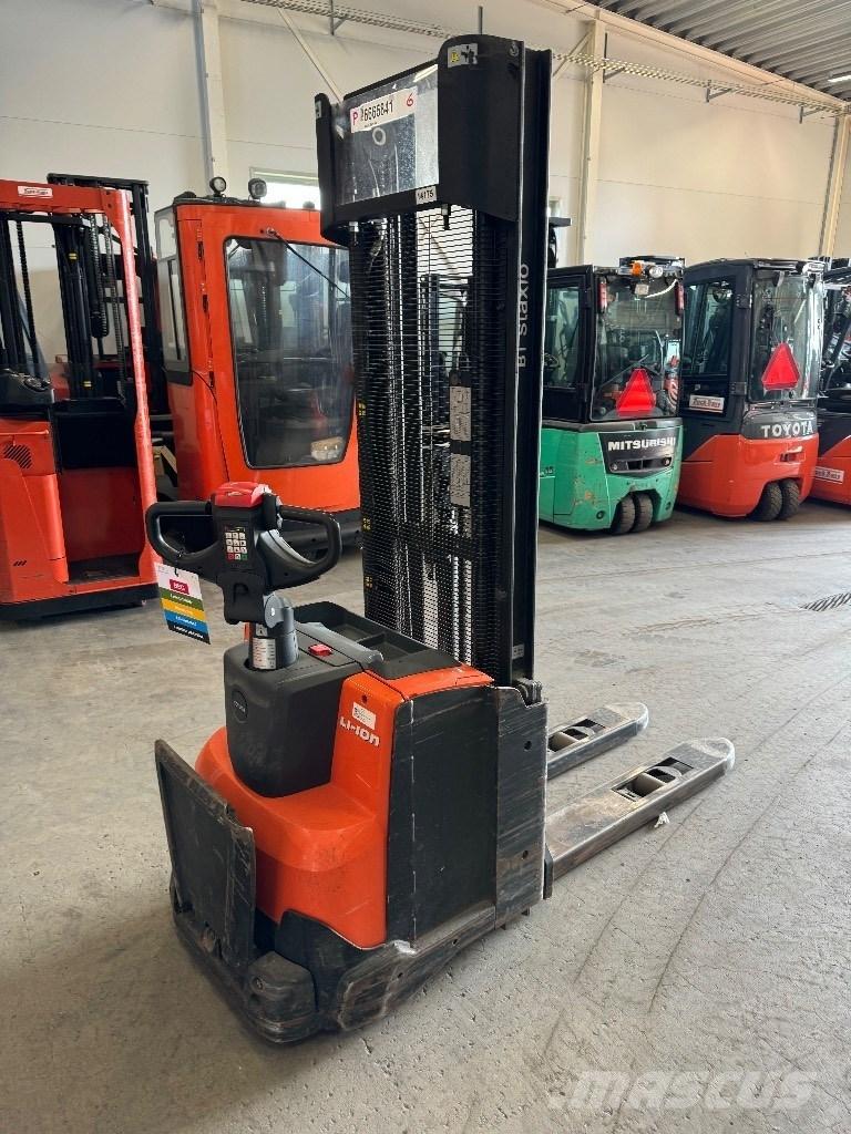 Toyota SWE140L Pedestrian stacker