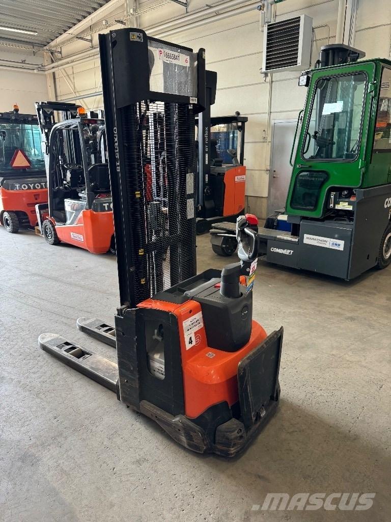 Toyota SWE140L Pedestrian stacker