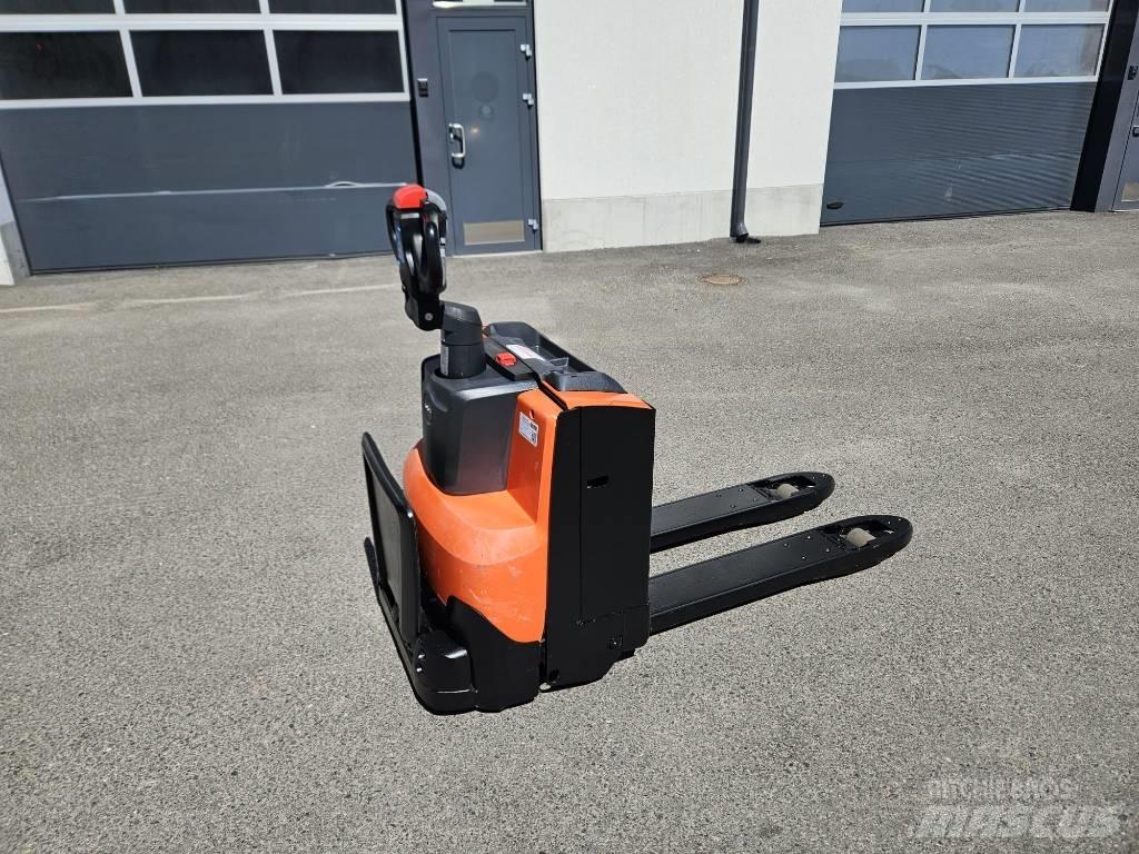 Toyota LWE 200 Low lift with platform