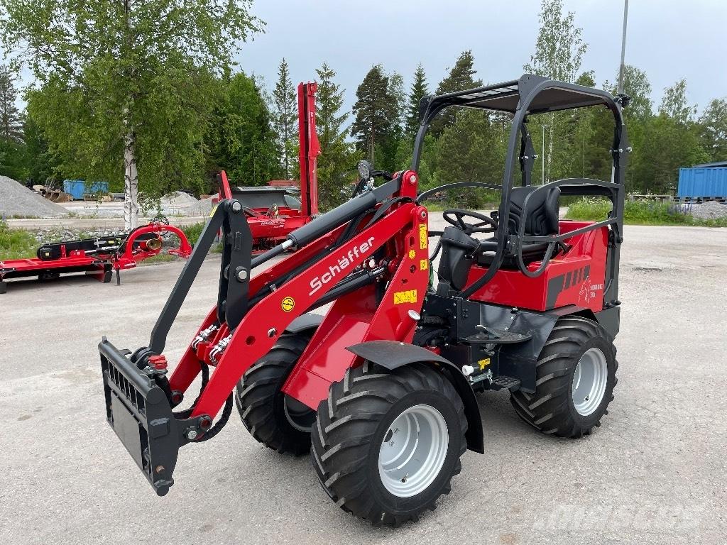 Schäffer Nordic 30 + Multi-purpose loaders