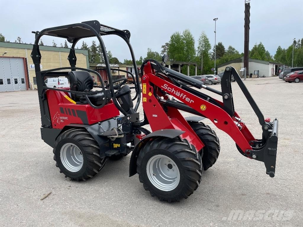 Schäffer Nordic 30 + Multi-purpose loaders