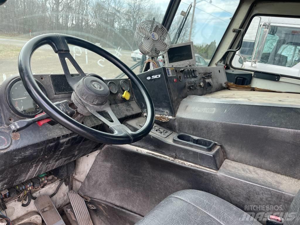 Mack LEU613 Chassis Cab trucks
