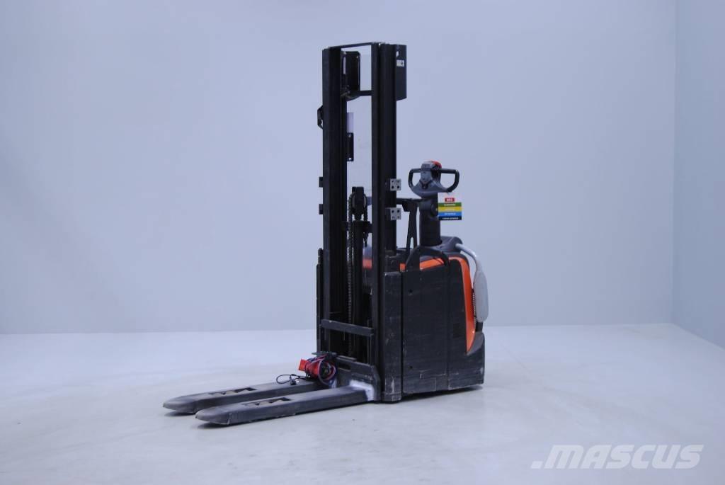 Toyota SPE120L Pedestrian stacker