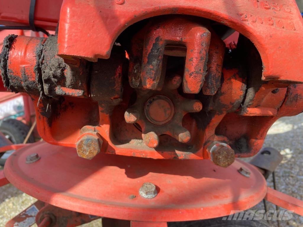 Kuhn GF8702 Rakes and tedders