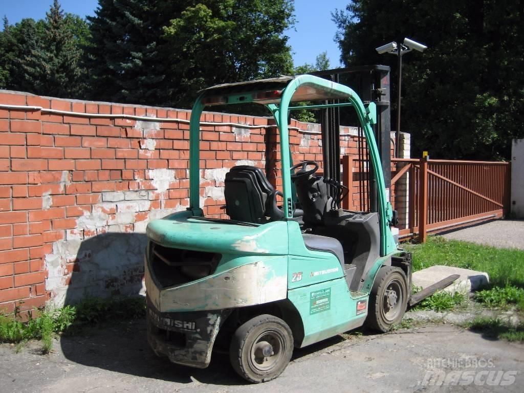 Mitsubishi FD25N Diesel trucks