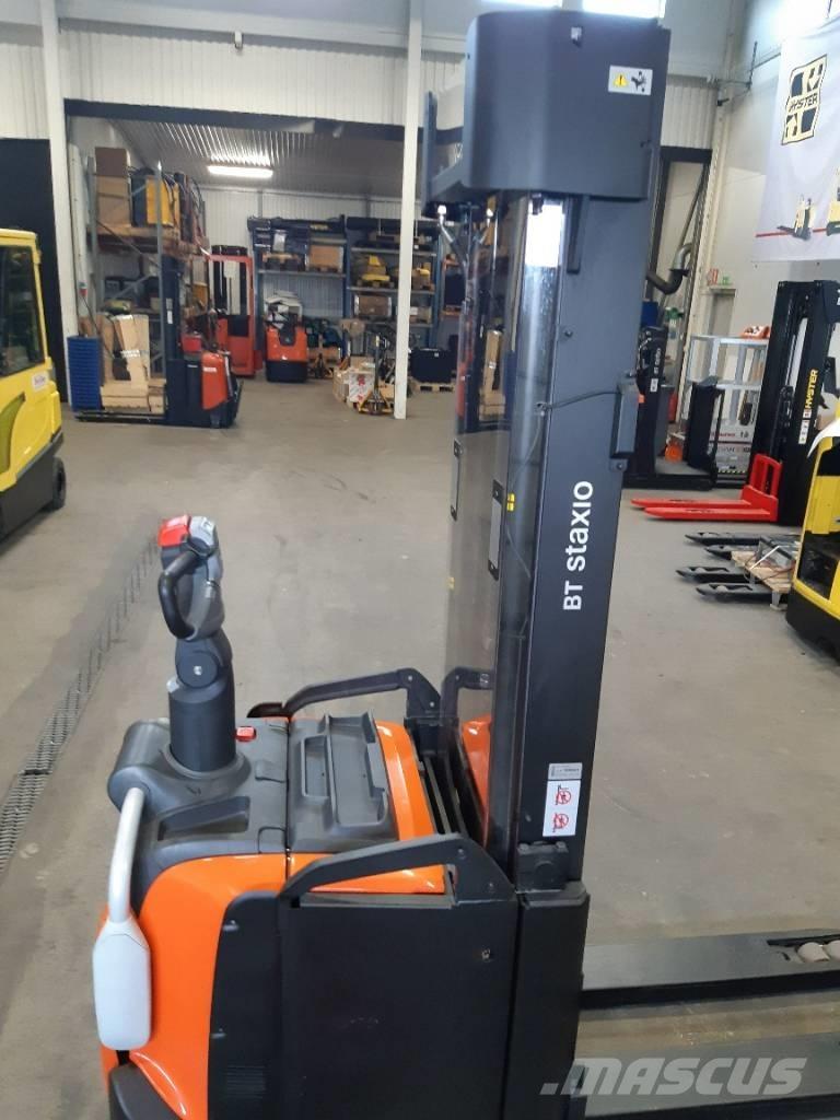 Toyota SPE160L Pedestrian stacker