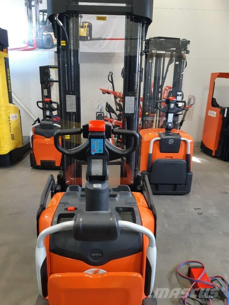 Toyota SPE160L Pedestrian stacker
