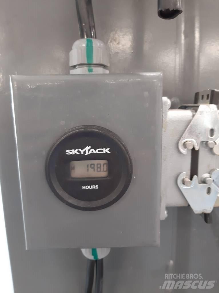 SkyJack SJ 16 Used Personnel lifts and access elevators