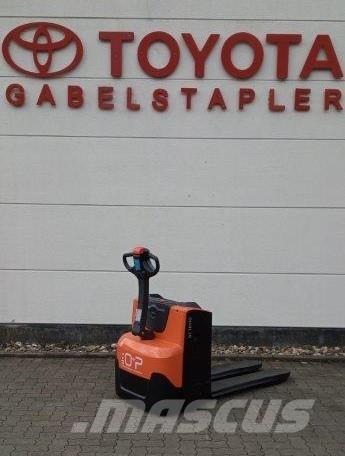 Toyota LWE 200 Pedestrian stacker
