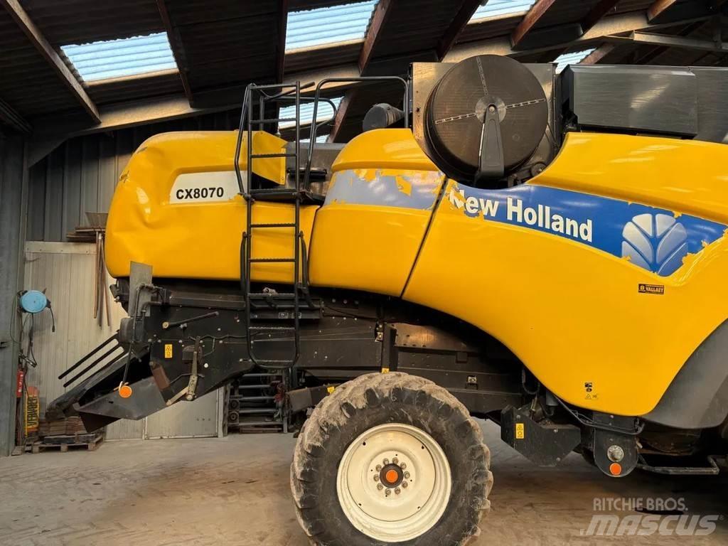 New Holland CX8070 Combine harvesters