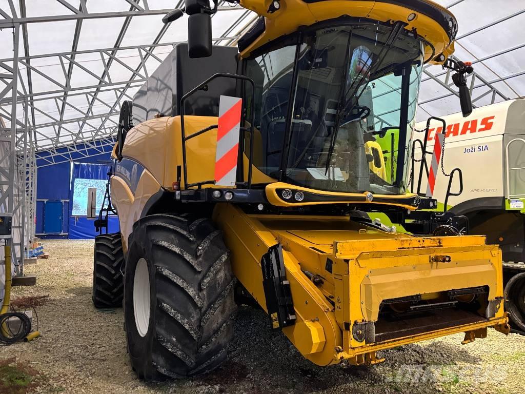 New Holland CX 8.90 Combine harvesters