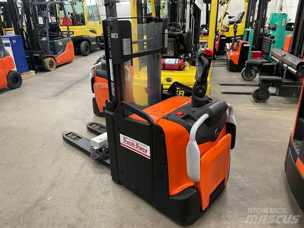 Toyota SPE200D Pedestrian stacker