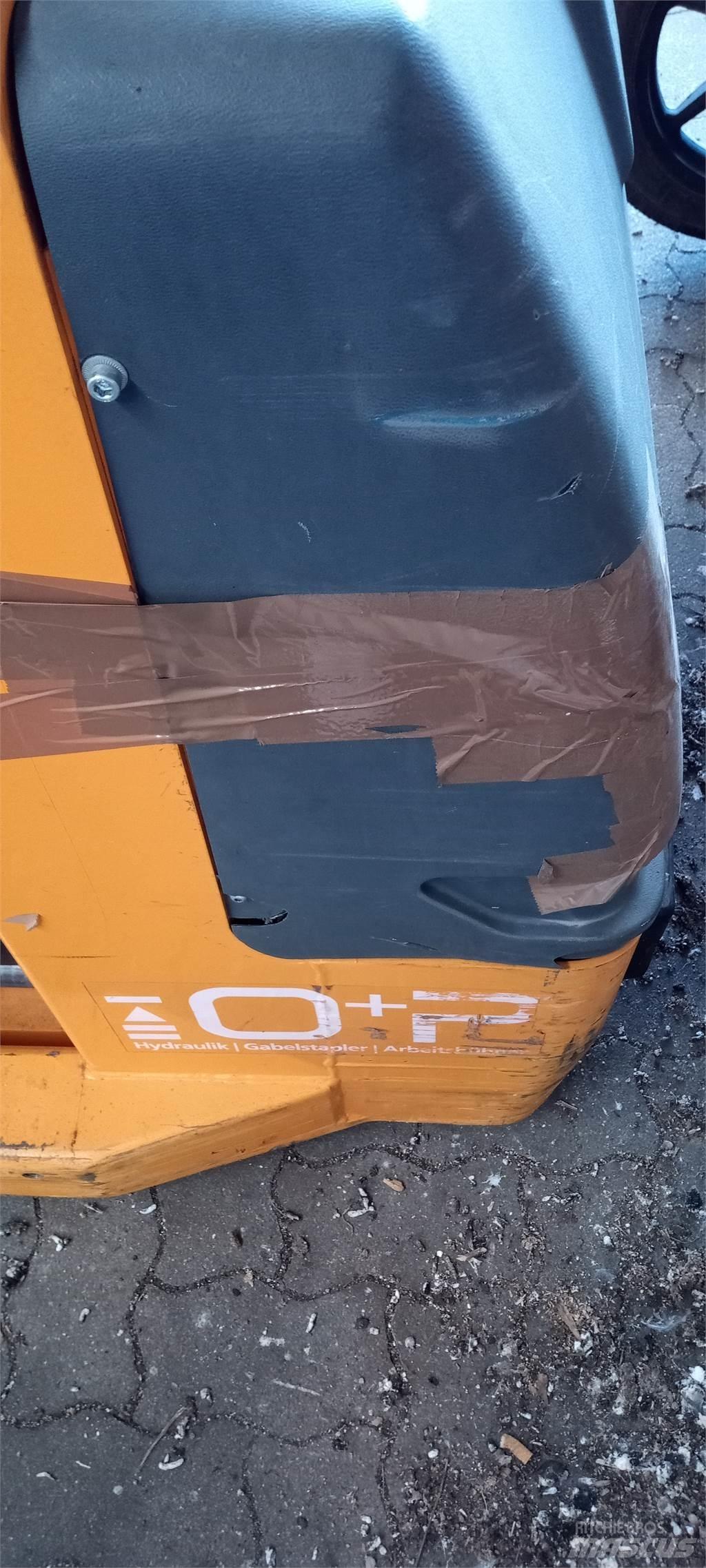  903 AC - S/N 037763 Low lift order picker