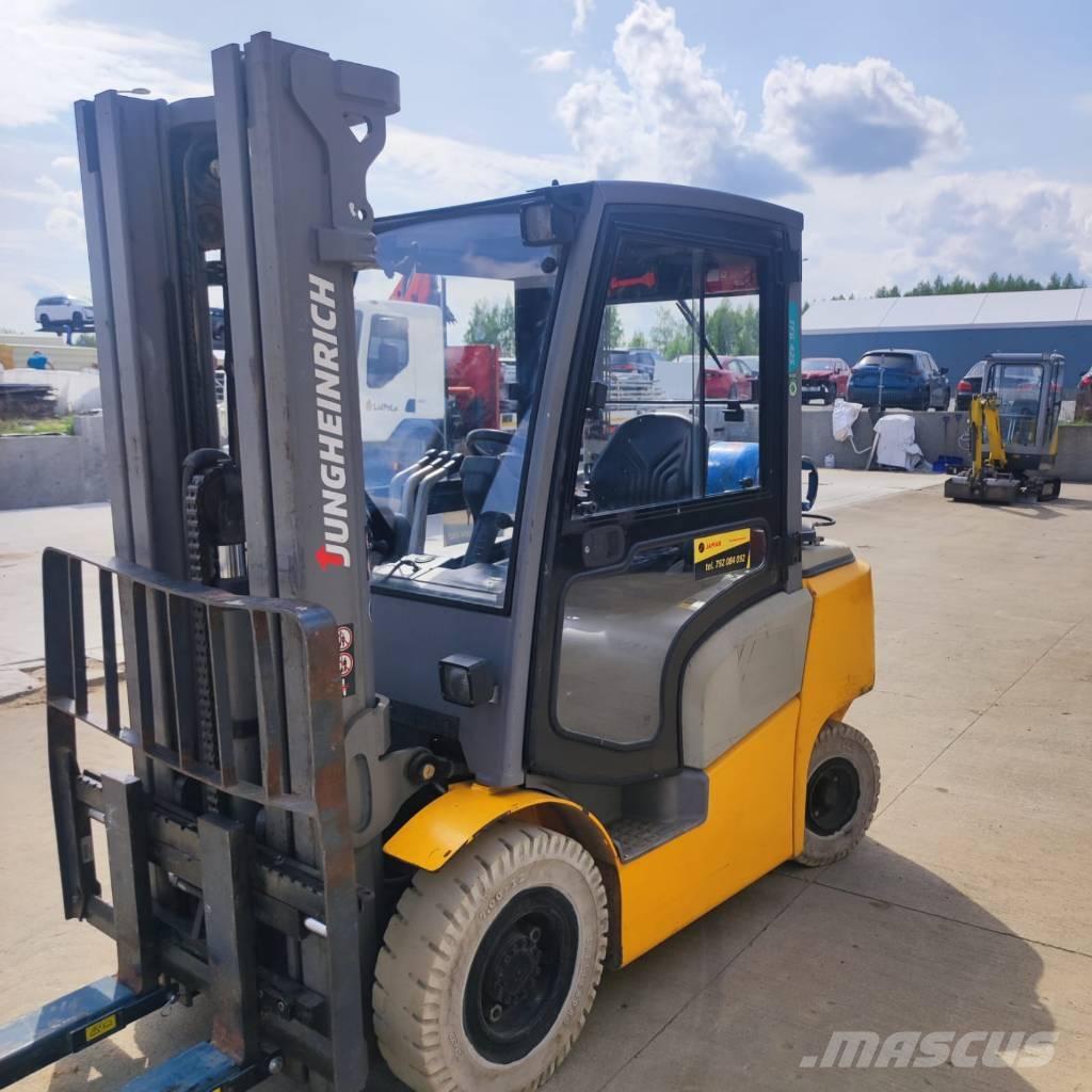 Jungheinrich TFG 425 LPG trucks