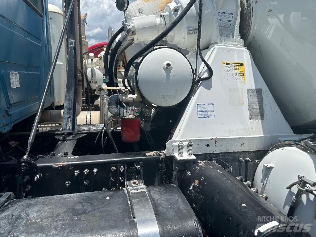 Mack GU 800 Other trucks
