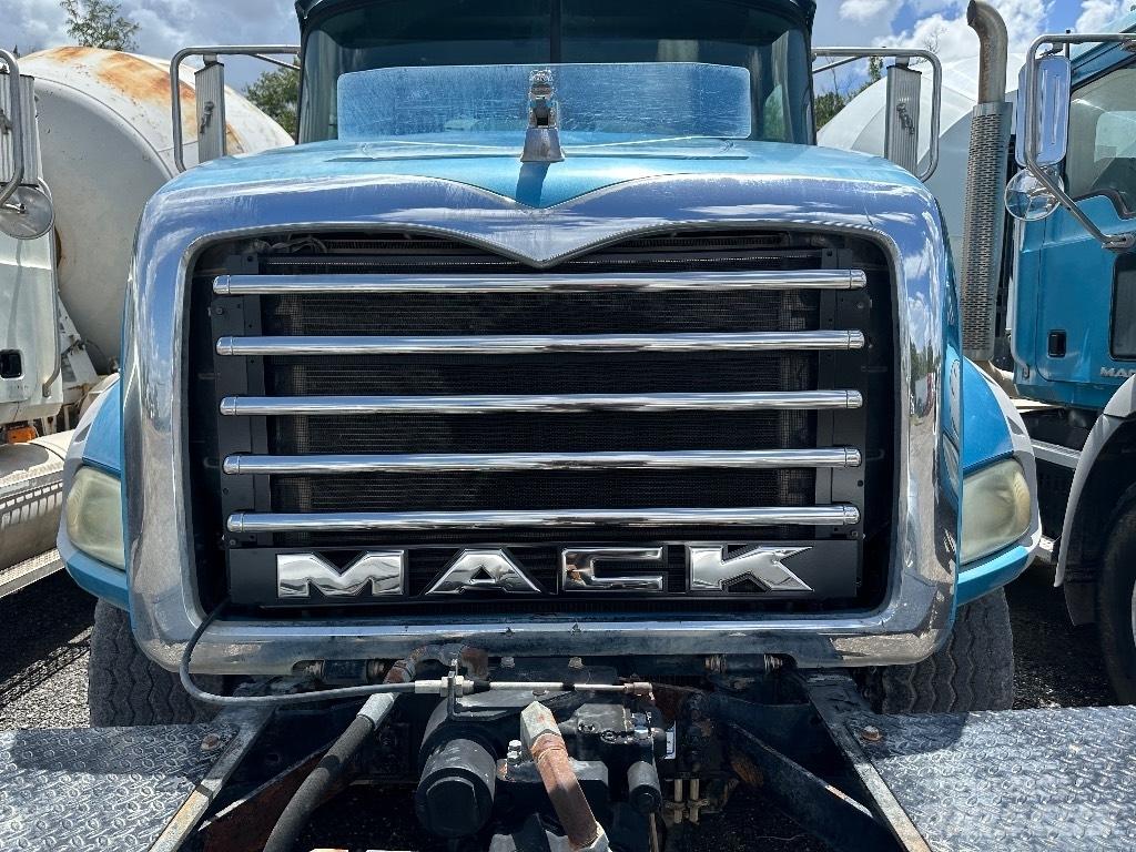Mack GU 800 Other trucks