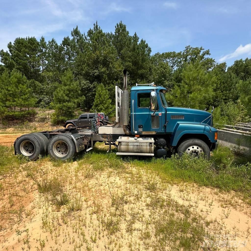 Mack CH 613 Prime Movers