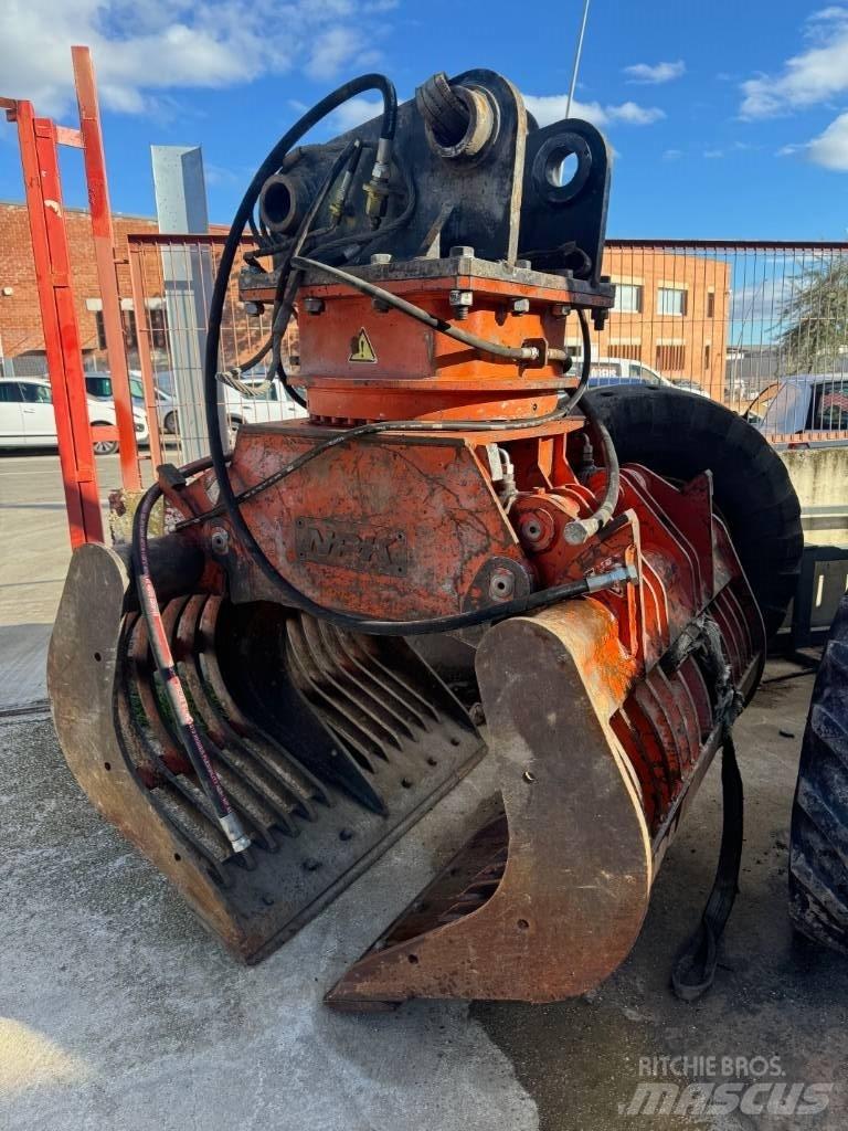 NPK D 3500 Grapples
