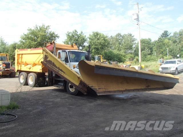 International 7400 Snow blades and plows