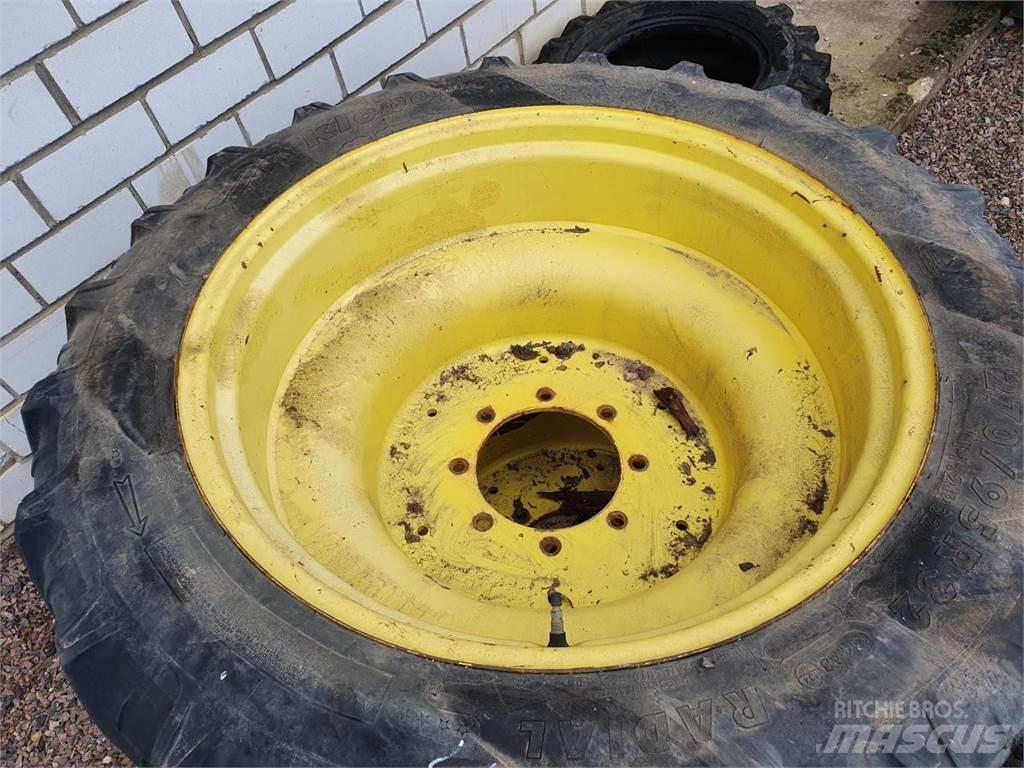 Kleber 270/95R32 Tyres, wheels and rims