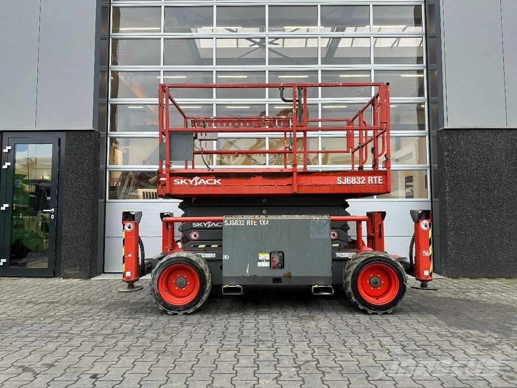 SkyJack SJ6832 RTE Scissor lifts