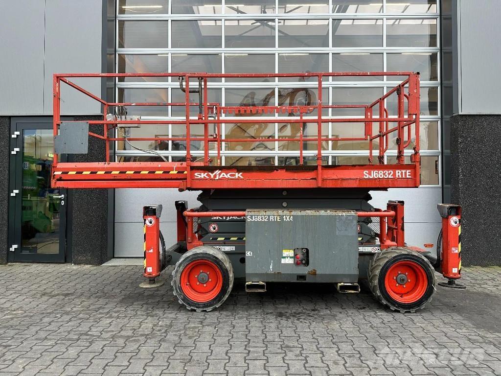 SkyJack SJ6832 RTE Scissor lifts