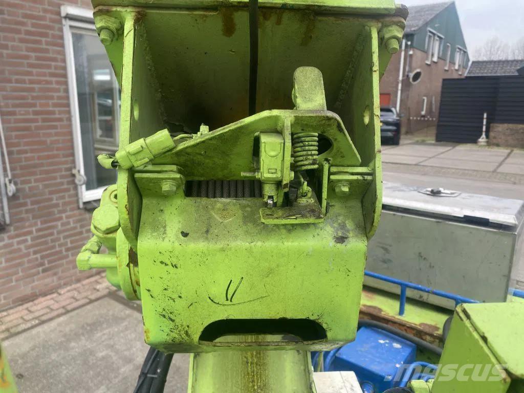 Maeda MC-305C Track mounted cranes