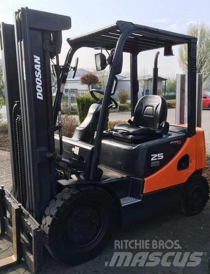 Doosan D25S-5 Diesel trucks