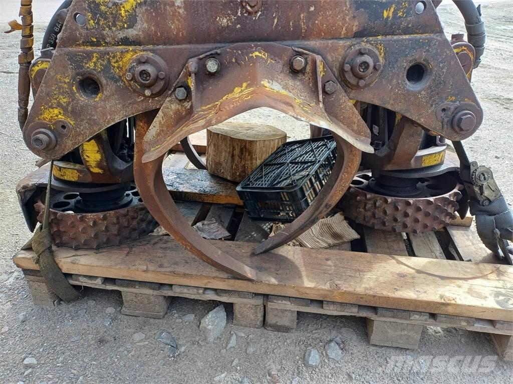 John Deere 480 Harvester heads