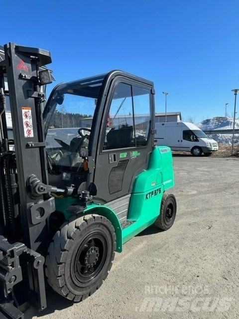 Mitsubishi FD40N Diesel trucks