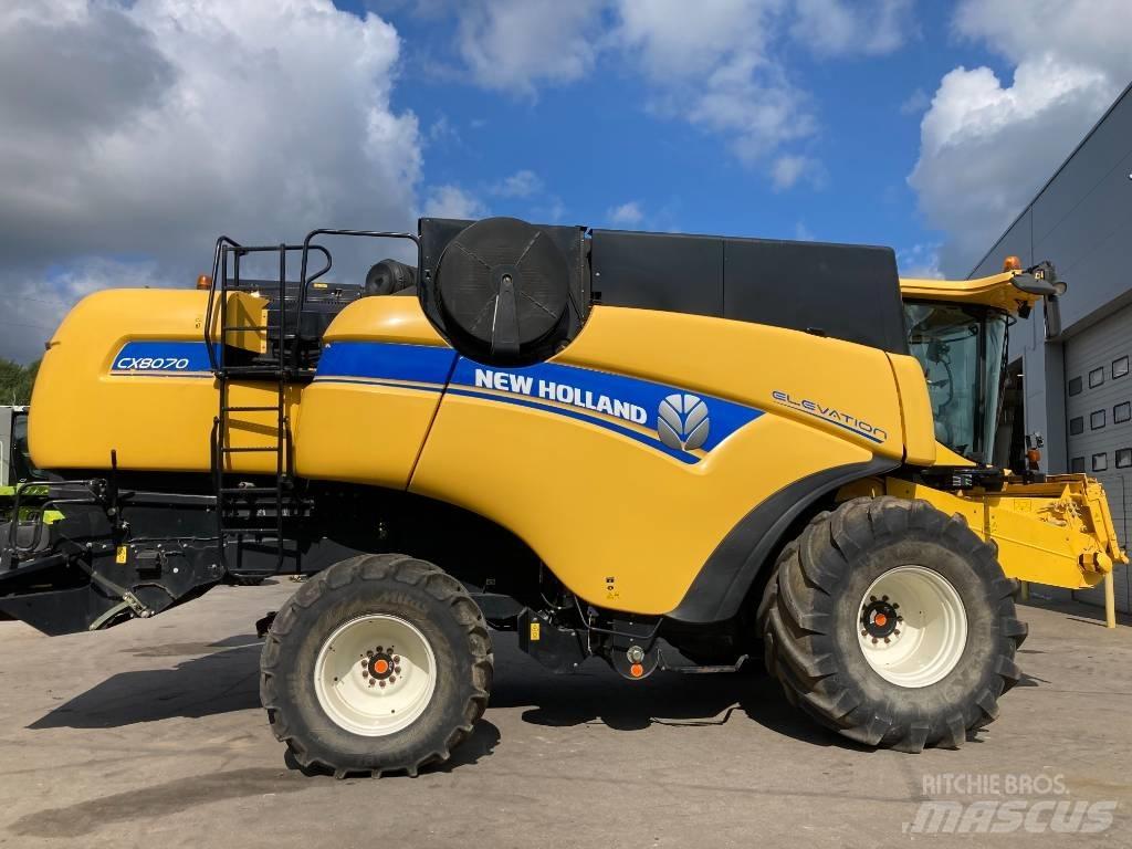 New Holland CX 8070 Combine harvesters