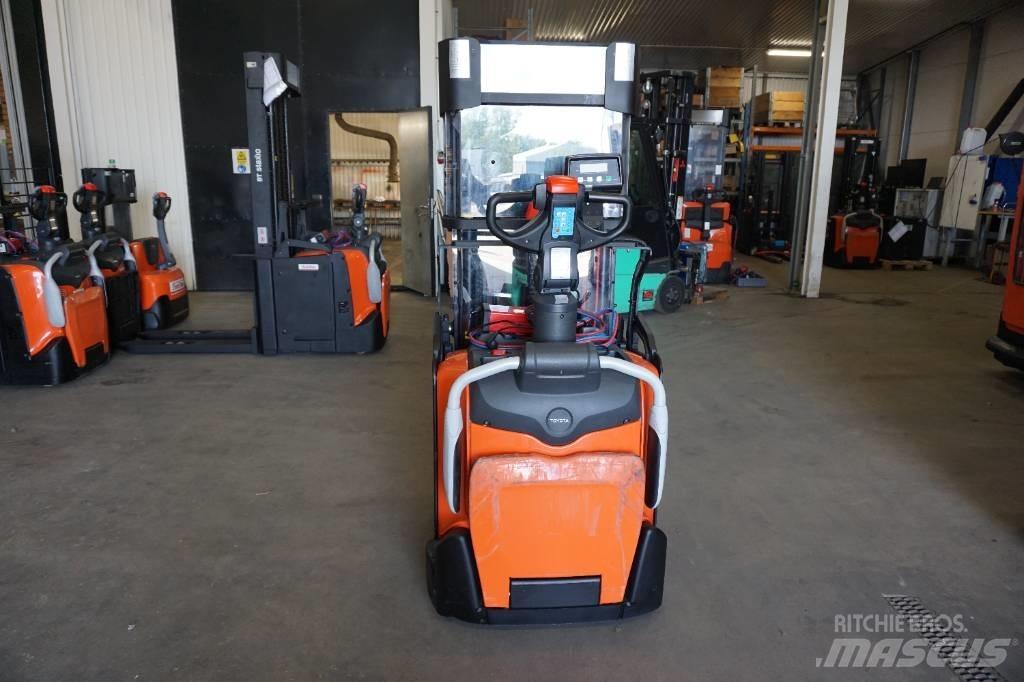 Toyota SPE200L Pedestrian stacker