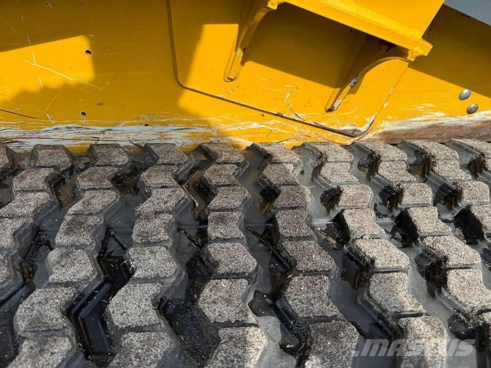 John Deere 317G Skid steer loaders