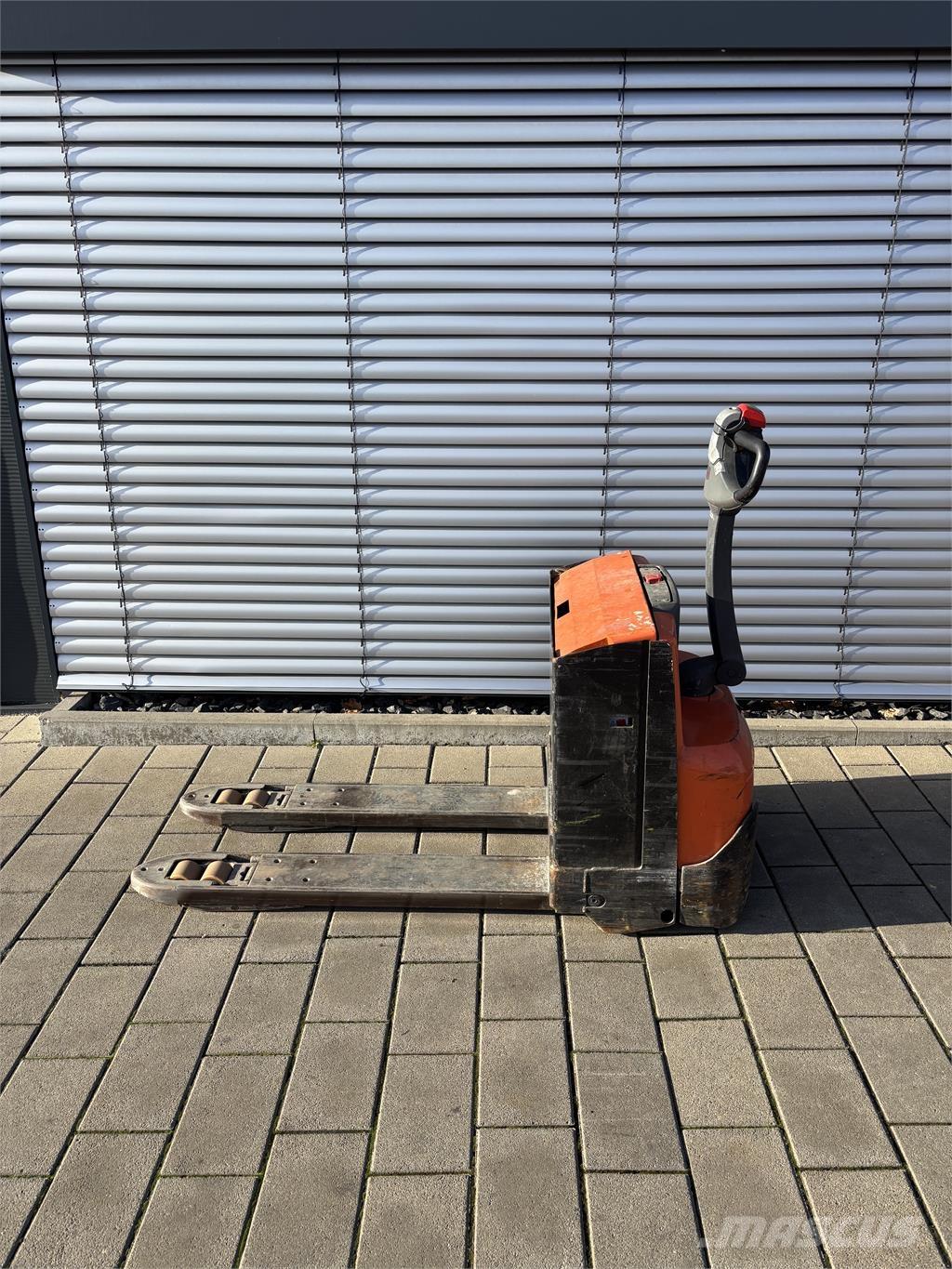 BT LWE 180 Pedestrian stacker