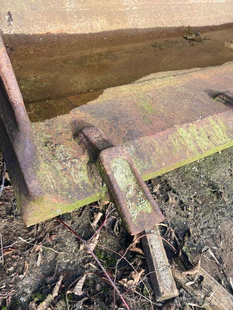 CAT 953 Buckets