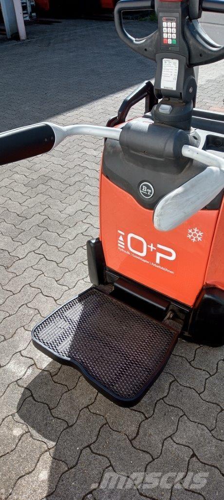 Toyota SPE140L Self propelled stackers