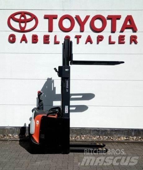 Toyota SPE140L Pedestrian stacker