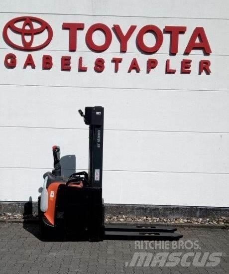 Toyota SPE140L Pedestrian stacker