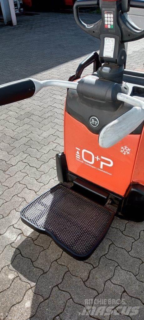 Toyota SPE140L Pedestrian stacker