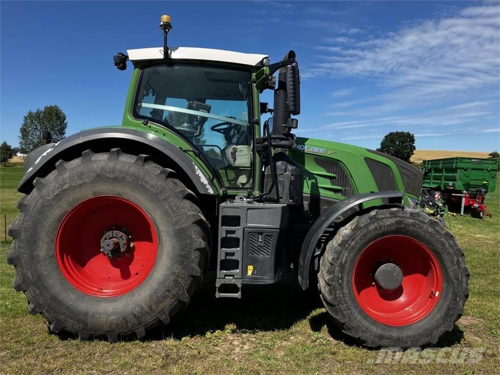 Fendt 828 Vario Tractors