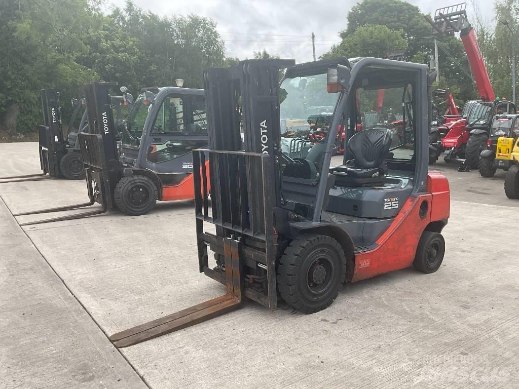 Toyota 02-8 FDF 25 Diesel trucks