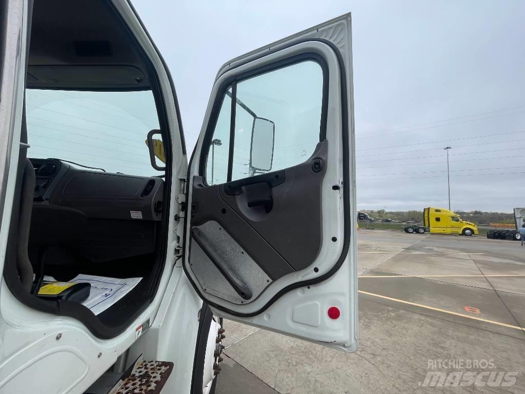 Freightliner M 106 Flatbed / Dropside trucks