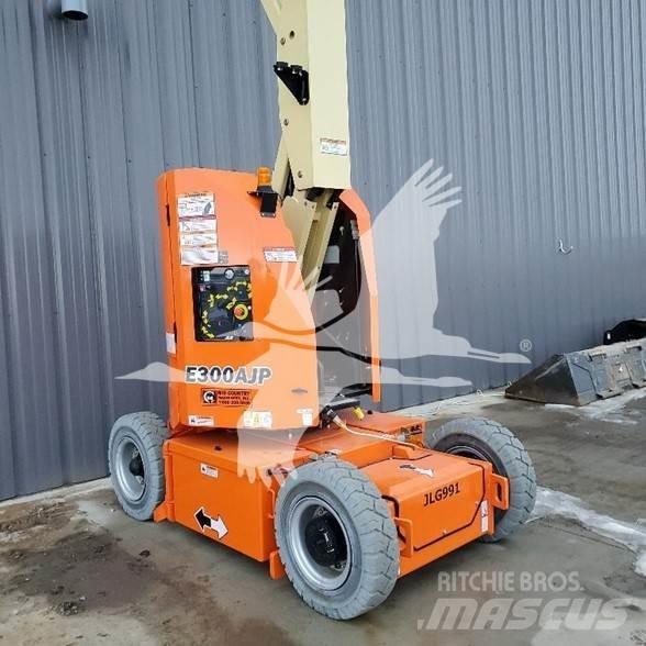 JLG E300AJP Articulated boom lifts