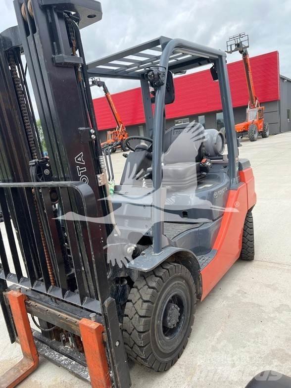 Toyota 8FGU25 Diesel trucks