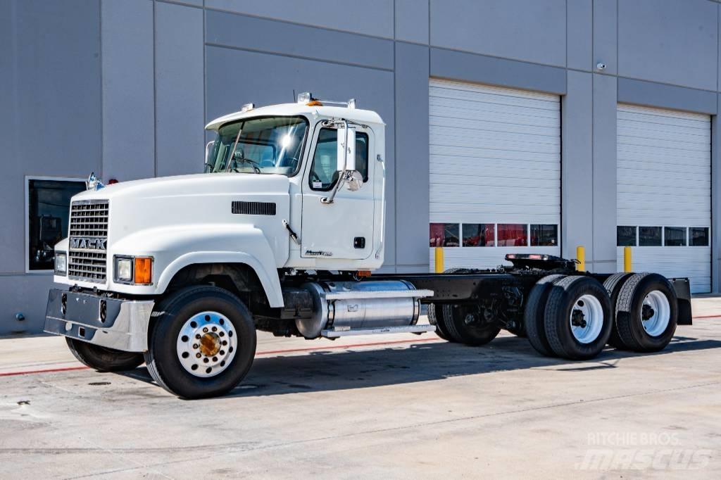 Mack CHN 613 Prime Movers
