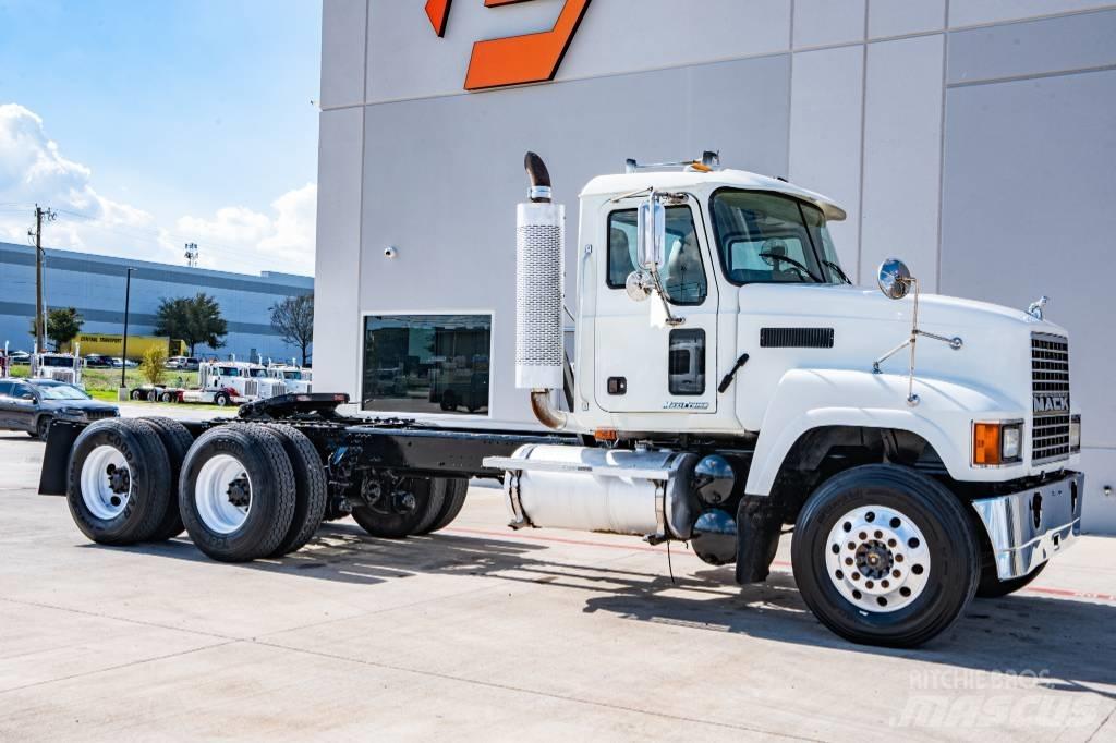 Mack CHN 613 Prime Movers