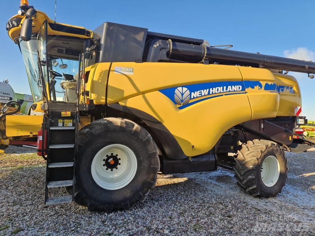 New Holland CX 8.85 Combine harvesters