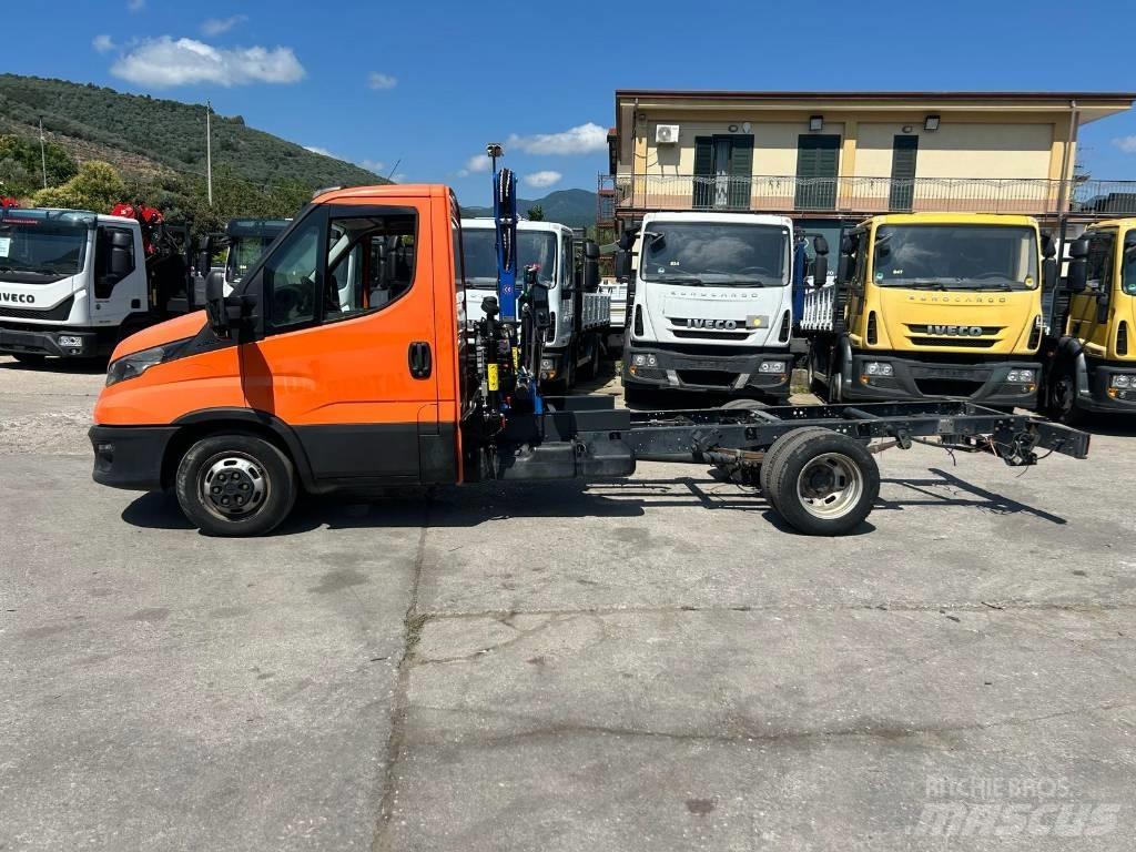 Iveco Daily 35-140 Truck mounted cranes