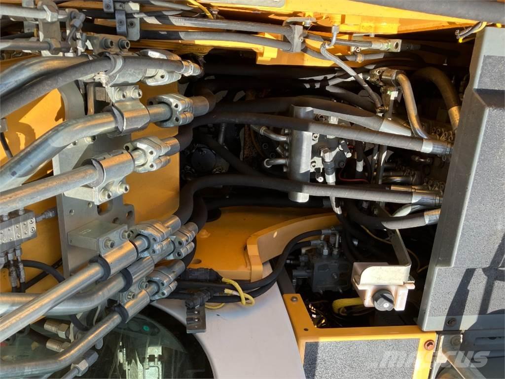 Liebherr R926 Crawler excavators