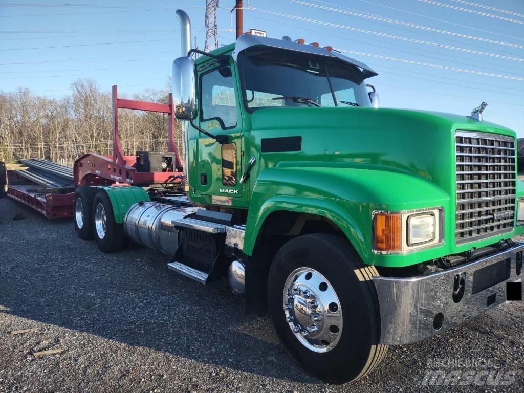 Mack CHU 613 Prime Movers